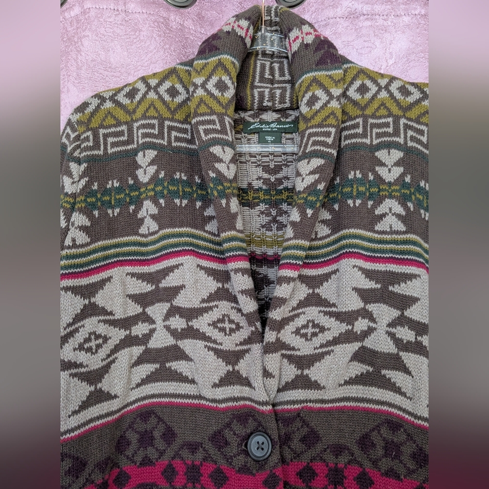 Patterned Women's Sweater with Button Closure - image 4